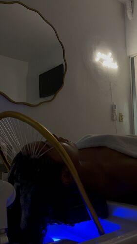 • Servicios de Belleza
• Uñas
• Estilismo Profesional
• Maquillaje Profesional
• Extensiones de Pestañas
• Diseño de Cejas — depilación, laminado, tintes y henna
• Manicura y Pedicura
• Spa Capilar