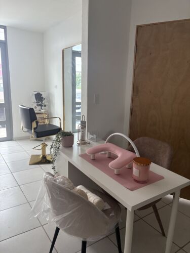 • Servicios de Belleza
• Uñas
• Estilismo Profesional
• Maquillaje Profesional
• Extensiones de Pestañas
• Diseño de Cejas — depilación, laminado, tintes y henna
• Manicura y Pedicura
• Spa Capilar