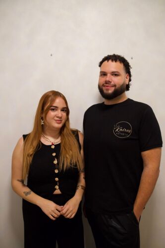• Servicios de Belleza
• Uñas
• Estilismo Profesional
• Maquillaje Profesional
• Extensiones de Pestañas
• Diseño de Cejas — depilación, laminado, tintes y henna
• Manicura y Pedicura
• Spa Capilar