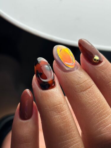 • Servicios de Belleza
• Uñas
• Estilismo Profesional
• Maquillaje Profesional
• Extensiones de Pestañas
• Diseño de Cejas — depilación, laminado, tintes y henna
• Manicura y Pedicura
• Spa Capilar