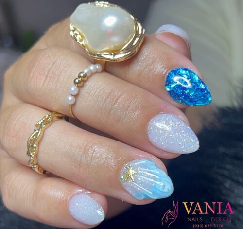 • Servicios de Belleza
• Uñas
• Estilismo Profesional
• Maquillaje Profesional
• Extensiones de Pestañas
• Diseño de Cejas — depilación, laminado, tintes y henna
• Manicura y Pedicura
• Spa Capilar