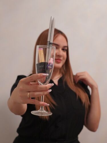 • Servicios de Belleza
• Uñas
• Estilismo Profesional
• Maquillaje Profesional
• Extensiones de Pestañas
• Diseño de Cejas — depilación, laminado, tintes y henna
• Manicura y Pedicura
• Spa Capilar