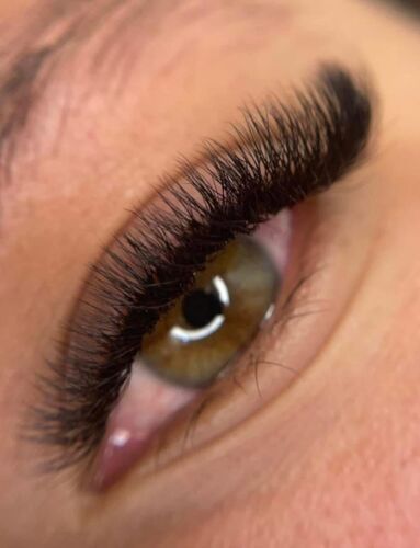 • Servicios de Belleza
• Uñas
• Estilismo Profesional
• Maquillaje Profesional
• Extensiones de Pestañas
• Diseño de Cejas — depilación, laminado, tintes y henna
• Manicura y Pedicura
• Spa Capilar