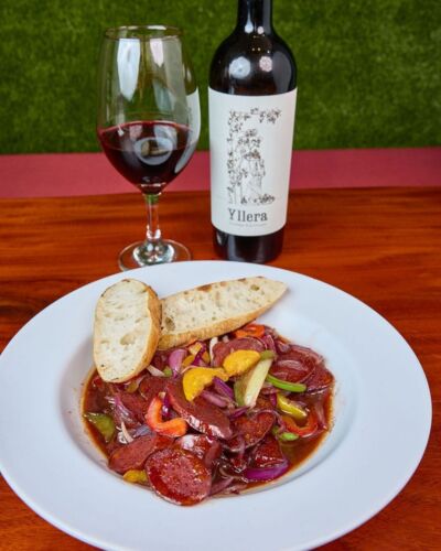 -Carnes a la parrilla
-Mariscos frescos
-Comida criolla
-Aperitivos variados
-Postres
-Cava de vinos
-Cervezas artesanales
-Mojitos y cócteles
¡Y mucho más!