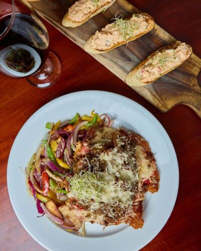 -Carnes a la parrilla
-Mariscos frescos
-Comida criolla
-Aperitivos variados
-Postres
-Cava de vinos
-Cervezas artesanales
-Mojitos y cócteles
¡Y mucho más!