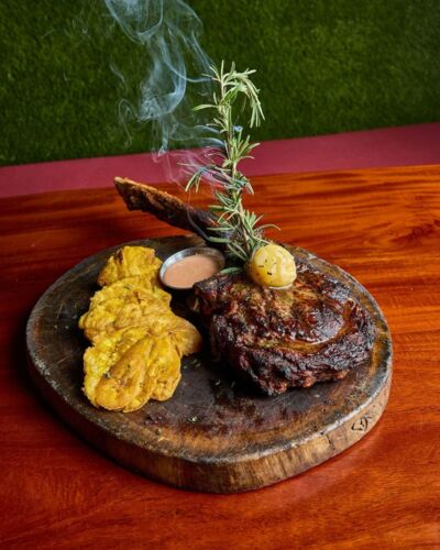 -Carnes a la parrilla
-Mariscos frescos
-Comida criolla
-Aperitivos variados
-Postres
-Cava de vinos
-Cervezas artesanales
-Mojitos y cócteles
¡Y mucho más!