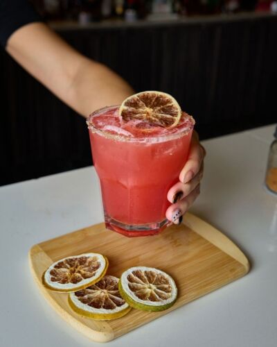 -Carnes a la parrilla
-Mariscos frescos
-Comida criolla
-Aperitivos variados
-Postres
-Cava de vinos
-Cervezas artesanales
-Mojitos y cócteles
¡Y mucho más!