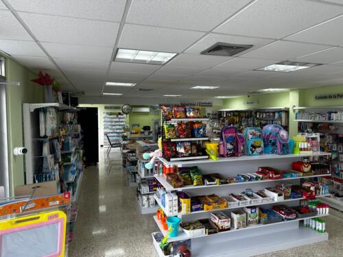 • Recetas médicas
• Medicamentos recetados y OTC
• Productos de salud y bienestar
• Productos de belleza
• Perfumes
• Artículos de cuidado personal
• Artículos de temporada
• Servicio de copias
• Helio para globos