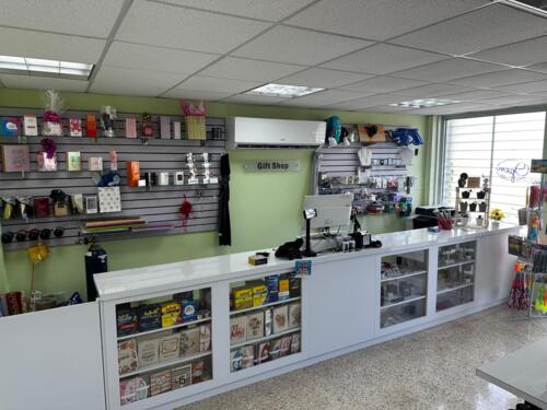 • Recetas médicas
• Medicamentos recetados y OTC
• Productos de salud y bienestar
• Productos de belleza
• Perfumes
• Artículos de cuidado personal
• Artículos de temporada
• Servicio de copias
• Helio para globos