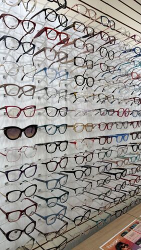 • Espejuelos
• Lentes de contactos
• Gafas de sol
• Accesorios
• Examen de la Vista desde los 2 años
• Monturas recetadas
• Monturas de niños
• Puedes traer tu receta