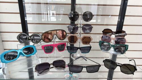 • Espejuelos
• Lentes de contactos
• Gafas de sol
• Accesorios
• Examen de la Vista desde los 2 años
• Monturas recetadas
• Monturas de niños
• Puedes traer tu receta