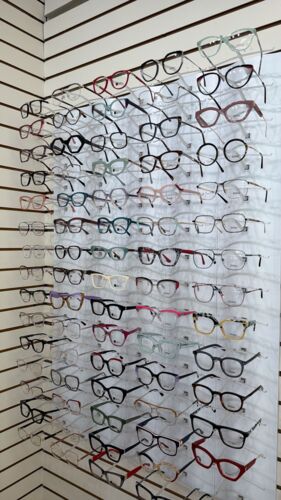 • Espejuelos
• Lentes de contactos
• Gafas de sol
• Accesorios
• Examen de la Vista desde los 2 años
• Monturas recetadas
• Monturas de niños
• Puedes traer tu receta
