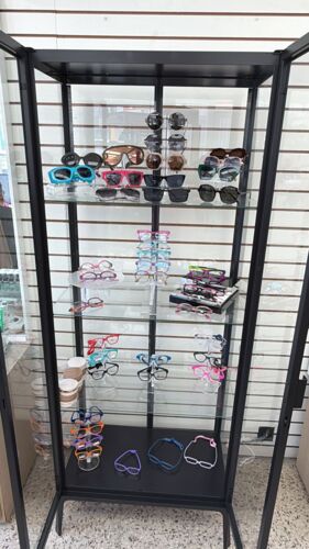 • Espejuelos
• Lentes de contactos
• Gafas de sol
• Accesorios
• Examen de la Vista desde los 2 años
• Monturas recetadas
• Monturas de niños
• Puedes traer tu receta