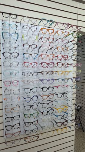 • Espejuelos
• Lentes de contactos
• Gafas de sol
• Accesorios
• Examen de la Vista desde los 2 años
• Monturas recetadas
• Monturas de niños
• Puedes traer tu receta