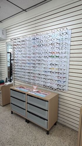 • Espejuelos
• Lentes de contactos
• Gafas de sol
• Accesorios
• Examen de la Vista desde los 2 años
• Monturas recetadas
• Monturas de niños
• Puedes traer tu receta