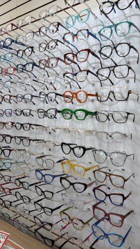 • Espejuelos
• Lentes de contactos
• Gafas de sol
• Accesorios
• Examen de la Vista desde los 2 años
• Monturas recetadas
• Monturas de niños
• Puedes traer tu receta