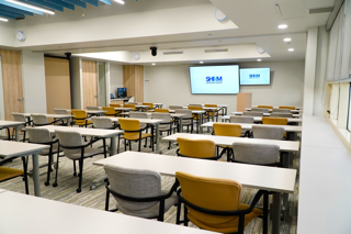 Seminarios:
• Simposio Laboral
• Certificación en Recursos Humanos
• Circuito de Supervisores
• Academia de Recursos Humanos
• Seminario sobre Leyes Laborales
• Compensación y beneficios
• Trabajo en equipo y liderazgo
• Estrategia en Recursos Humanos, entre otros.
Alquiler de oficinas
• Salones para conferencias
• Salones para reuniones
• Salones para adiestramientos
• Estudio de grabación para podcast
• Espacios para eventos corporativos
• Coworking y oficinas privadas