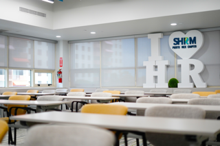 Seminarios:
• Simposio Laboral
• Certificación en Recursos Humanos
• Circuito de Supervisores
• Academia de Recursos Humanos
• Seminario sobre Leyes Laborales
• Compensación y beneficios
• Trabajo en equipo y liderazgo
• Estrategia en Recursos Humanos, entre otros.
Alquiler de oficinas
• Salones para conferencias
• Salones para reuniones
• Salones para adiestramientos
• Estudio de grabación para podcast
• Espacios para eventos corporativos
• Coworking y oficinas privadas