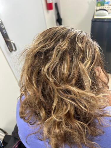 Tratamiento Facial
• Limpieza Profunda
• Facial con Hidratación
• Hidrofacial
• Facial Microdermabrasion
• Facial con Dermaplaning
Damas – Peinados
• Dependiendo el largo del cabello
• Lavado Cabello