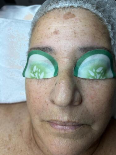 Tratamiento Facial
• Limpieza Profunda
• Facial con Hidratación
• Hidrofacial
• Facial Microdermabrasion
• Facial con Dermaplaning
Damas – Peinados
• Dependiendo el largo del cabello
• Lavado Cabello