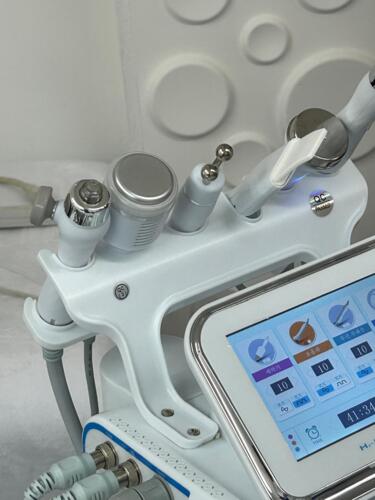 Tratamiento Facial
• Limpieza Profunda
• Facial con Hidratación
• Hidrofacial
• Facial Microdermabrasion
• Facial con Dermaplaning
Damas – Peinados
• Dependiendo el largo del cabello
• Lavado Cabello