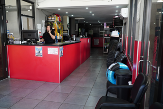 • Gomas nuevas y usadas
• Gomas agrícolas e industriales
• Alineamiento computarizado
• Reparación de aros
• Mecánica liviana
• Auto parts
• Programa bono y alivio