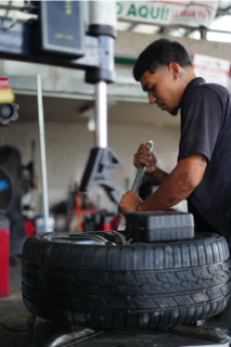 • Gomas nuevas y usadas
• Gomas agrícolas e industriales
• Alineamiento computarizado
• Reparación de aros
• Mecánica liviana
• Auto parts
• Programa bono y alivio