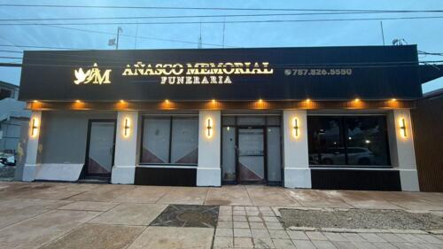                                                                                             • Floristería
 • Cremaciones
 • Pre Arreglos funerarios
 • Centro de cremación con hornos propios
 • Traslado de restos humanos entre Puerto Rico y Estados Unidos
 • Servicios de velatorio y enterramiento
 • Velatorio con cremación
 • Amplias y cómodas facilidades para velatorios y servicios funerarios
                                                                                    