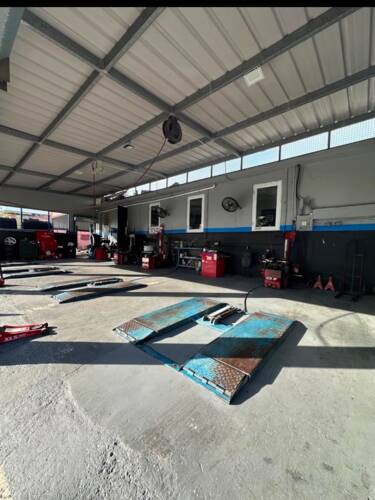 • Balanceo
• Reparación de Gomas
• Venta de Gomas nuevas y usadas
• Venta de Baterías
• Arreglo de Aros