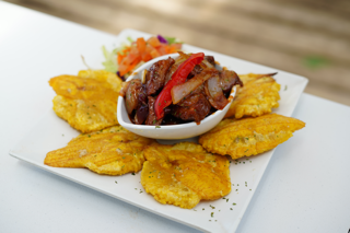 • Especialidad en mariscos
• Comida criolla y carnes
• Bar/Música
• Pescadería Local
• Terraza al aire libre
• WiFi
• Estacionamiento