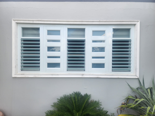                                                                                             Puertas de closet:
 
•  Espejo regular
•  Espejo blanco 
•  PVC 
• Fórmica
•  Variedad de puertas de screens y screens en diferentes tamaños y material de tela
•  Fabricamos puer
                                                                                    