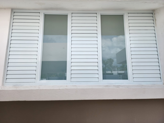                                                                                             Puertas de closet:
 
•  Espejo regular
•  Espejo blanco 
•  PVC 
• Fórmica
•  Variedad de puertas de screens y screens en diferentes tamaños y material de tela
•  Fabricamos puer
                                                                                    