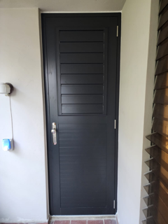                                                                                             Puertas de closet:
 
•  Espejo regular
•  Espejo blanco 
•  PVC 
• Fórmica
•  Variedad de puertas de screens y screens en diferentes tamaños y material de tela
•  Fabricamos puer
                                                                                    