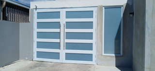                                                                                             Puertas de closet:
 
•  Espejo regular
•  Espejo blanco 
•  PVC 
• Fórmica
•  Variedad de puertas de screens y screens en diferentes tamaños y material de tela
•  Fabricamos puer
                                                                                    