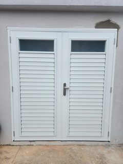                                                                                             Puertas de closet:
 
•  Espejo regular
•  Espejo blanco 
•  PVC 
• Fórmica
•  Variedad de puertas de screens y screens en diferentes tamaños y material de tela
•  Fabricamos puer
                                                                                    