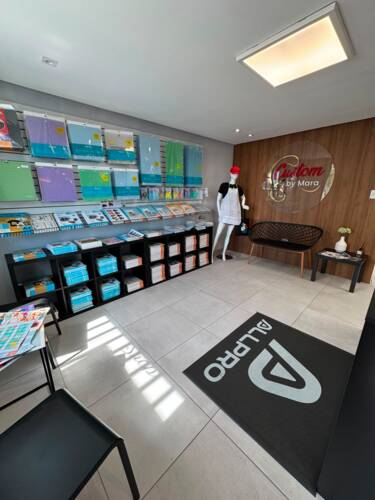 • Venta y distribución de maquinarias, materiales, suministros y equipos enfocados en la personalización de productos y creación de marcas de ropa, al por mayor y detal.
• Variedad de productos para sublimación, camisetas crop top & oversize.
• Vinyl adhesivo y textil.
• Artículos para personalización.
• Academia: Contamos con talleres prácticos individuales, grupales y experiencia