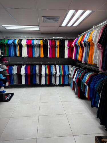 • Venta y distribución de maquinarias, materiales, suministros y equipos enfocados en la personalización de productos y creación de marcas de ropa, al por mayor y detal.
• Variedad de productos para sublimación, camisetas crop top & oversize.
• Vinyl adhesivo y textil.
• Artículos para personalización.
• Academia: Contamos con talleres prácticos individuales, grupales y experiencia