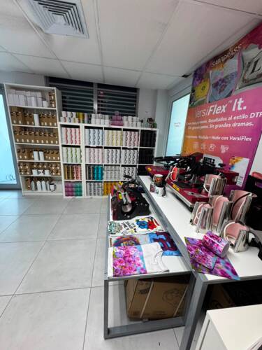 • Venta y distribución de maquinarias, materiales, suministros y equipos enfocados en la personalización de productos y creación de marcas de ropa, al por mayor y detal.
• Variedad de productos para sublimación, camisetas crop top & oversize.
• Vinyl adhesivo y textil.
• Artículos para personalización.
• Academia: Contamos con talleres prácticos individuales, grupales y experiencia