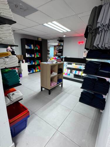 • Venta y distribución de maquinarias, materiales, suministros y equipos enfocados en la personalización de productos y creación de marcas de ropa, al por mayor y detal.
• Variedad de productos para sublimación, camisetas crop top & oversize.
• Vinyl adhesivo y textil.
• Artículos para personalización.
• Academia: Contamos con talleres prácticos individuales, grupales y experiencia