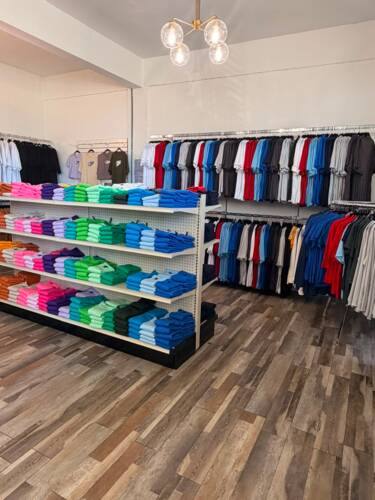 • Venta y distribución de maquinarias, materiales, suministros y equipos enfocados en la personalización de productos y creación de marcas de ropa, al por mayor y detal.
• Variedad de productos para sublimación, camisetas crop top & oversize.
• Vinyl adhesivo y textil.
• Artículos para personalización.
• Academia: Contamos con talleres prácticos individuales, grupales y experiencia