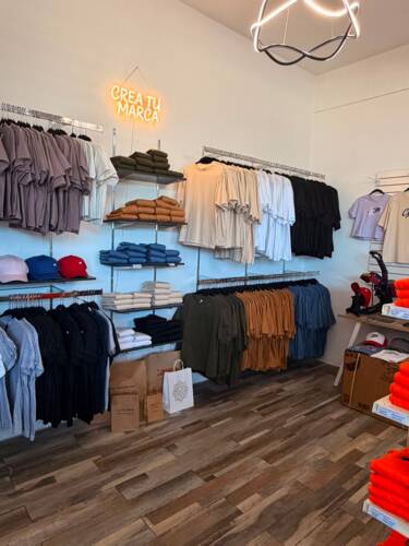 • Venta y distribución de maquinarias, materiales, suministros y equipos enfocados en la personalización de productos y creación de marcas de ropa, al por mayor y detal.
• Variedad de productos para sublimación, camisetas crop top & oversize.
• Vinyl adhesivo y textil.
• Artículos para personalización.
• Academia: Contamos con talleres prácticos individuales, grupales y experiencia