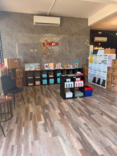 • Venta y distribución de maquinarias, materiales, suministros y equipos enfocados en la personalización de productos y creación de marcas de ropa, al por mayor y detal.
• Variedad de productos para sublimación, camisetas crop top & oversize.
• Vinyl adhesivo y textil.
• Artículos para personalización.
• Academia: Contamos con talleres prácticos individuales, grupales y experiencia