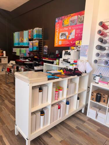 • Venta y distribución de maquinarias, materiales, suministros y equipos enfocados en la personalización de productos y creación de marcas de ropa, al por mayor y detal.
• Variedad de productos para sublimación, camisetas crop top & oversize.
• Vinyl adhesivo y textil.
• Artículos para personalización.
• Academia: Contamos con talleres prácticos individuales, grupales y experiencia