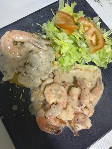 • Comida Criolla Dominico-Boricua
• Picadera
• Mofongos
• Mariscos
• Carnes
• Especiales de almuerzo
• Salón para actividades
• Música en vivo los fines de semana