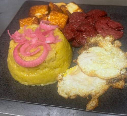 • Comida Criolla Dominico-Boricua
• Picadera
• Mofongos
• Mariscos
• Carnes
• Especiales de almuerzo
• Salón para actividades
• Música en vivo los fines de semana