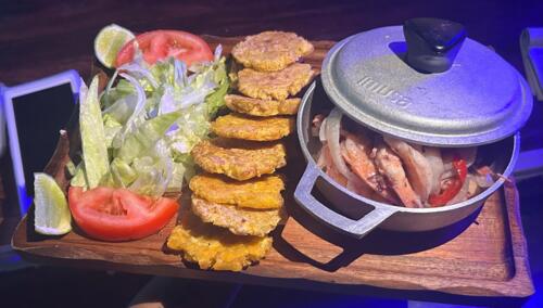 • Comida Criolla Dominico-Boricua
• Picadera
• Mofongos
• Mariscos
• Carnes
• Especiales de almuerzo
• Salón para actividades
• Música en vivo los fines de semana
