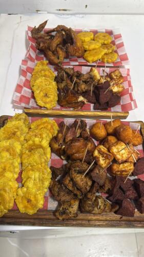 • Comida Criolla Dominico-Boricua
• Picadera
• Mofongos
• Mariscos
• Carnes
• Especiales de almuerzo
• Salón para actividades
• Música en vivo los fines de semana