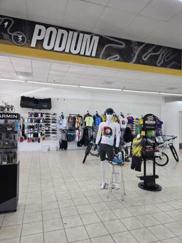                                                                                             • Venta y reparación de bicicletas
• Venta de accesorios
• Equipo de seguridad
• Ropa para ciclistas
• Nutrición: suplementos y vitaminas para atletas
• Fitting: programa digitalizado en 3D
• Financiamiento a 3 meses y medio a través de Sincronic
                                                                                    