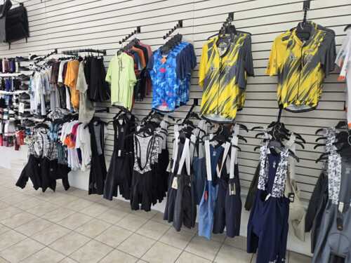                                                                                             • Venta y reparación de bicicletas
• Venta de accesorios
• Equipo de seguridad
• Ropa para ciclistas
• Nutrición: suplementos y vitaminas para atletas
• Fitting: programa digitalizado en 3D
• Financiamiento a 3 meses y medio a través de Sincronic
                                                                                    