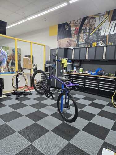                                                                                             • Venta y reparación de bicicletas
• Venta de accesorios
• Equipo de seguridad
• Ropa para ciclistas
• Nutrición: suplementos y vitaminas para atletas
• Fitting: programa digitalizado en 3D
• Financiamiento a 3 meses y medio a través de Sincronic
                                                                                    